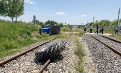 Uşak'ta tren traktöre çarptı