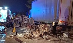Uşak'ta park halindeki kamyona çarpan otomobilin sürücüsü öldü