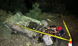 Uşak'ta şarampole devrilen otomobildeki 1 kişi öldü, 2 kişi yaralandı