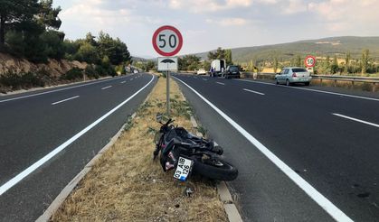 Uşak'ta refüje çarpan motosikletin sürücüsü öldü