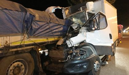 Park halindeki tıra arkadan çarpan kamyonetteki 1 kişi öldü, 1 kişi yaralandı
