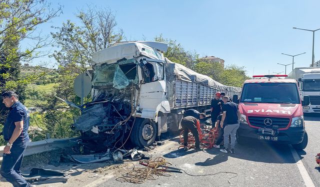 Uşak'ta 2 tırın karıştığı kaza İzmir yolunu kapattı