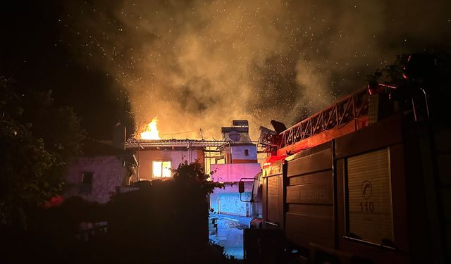 Uşak'ta çıkan yangında 3 ev zarar gördü