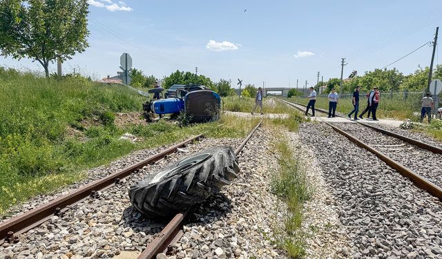 Uşak'ta tren traktöre çarptı