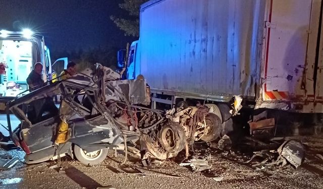 Uşak'ta park halindeki kamyona çarpan otomobilin sürücüsü öldü