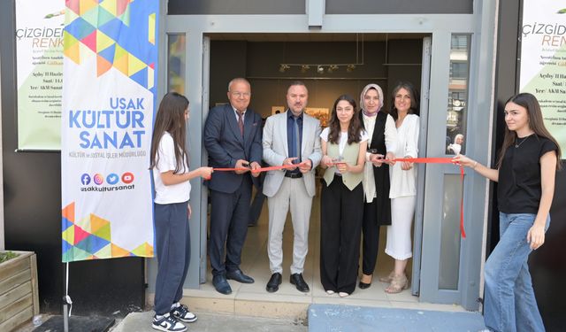 Uşak’ta lise öğrencisi ilk kişisel resim sergisini açtı