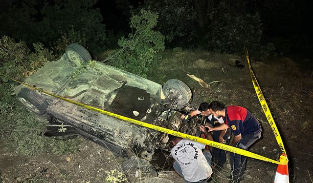 Uşak'ta şarampole devrilen otomobildeki 1 kişi öldü, 2 kişi yaralandı