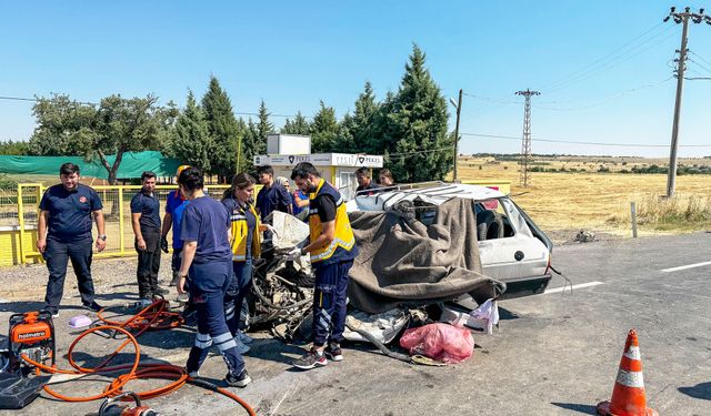Uşak'ta kamyonla çarpışan otomobildeki baba ve kızı hayatını kaybetti