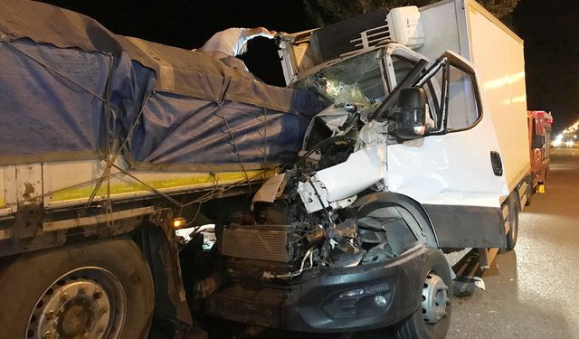 Park halindeki tıra arkadan çarpan kamyonetteki 1 kişi öldü, 1 kişi yaralandı