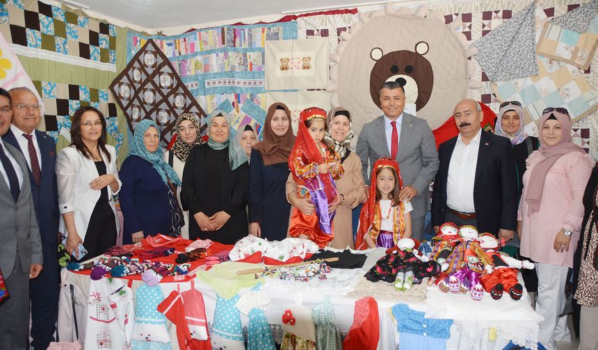 Banaz'da halk eğitim merkezi kursiyerlerinin yaptıkları ürünler sergilendi
