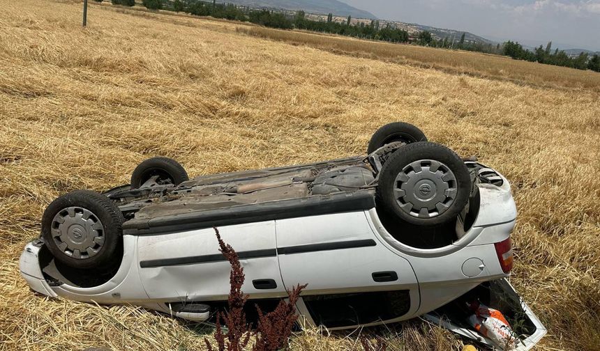 Uşak'ta tarlaya devrilen otomobildeki 3 kişi yaralandı.