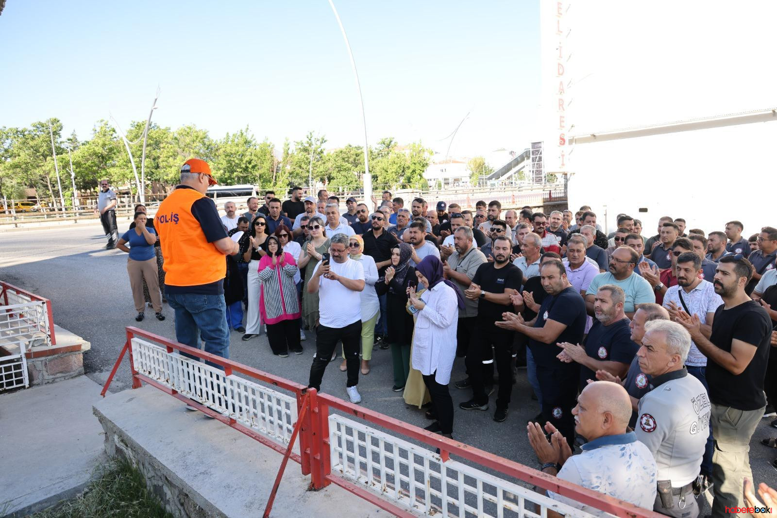 Geçinemiyoruz, Hakkımızı İstiyoruz (3)